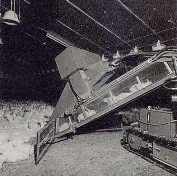 One of the constants throughout the successive editions of this fair has been the presentation of new automation for the poultry sector. At the 1988 edition of VIV EUROPE, an automatic suction system for catching chickens was presented.