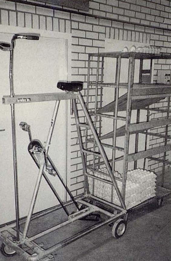 In addition to the more «technological» or advanced innovations, there are very simple, low-cost and universal innovations that can be seen at every edition of VIV. As an example of the «trends» of the 80s in laying equipment, see this tricycle for attending to the upper tiers of the batteries that could be seen at the 1988 edition of VIV Europe.